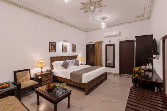 hotel rooms near lake in udaipur